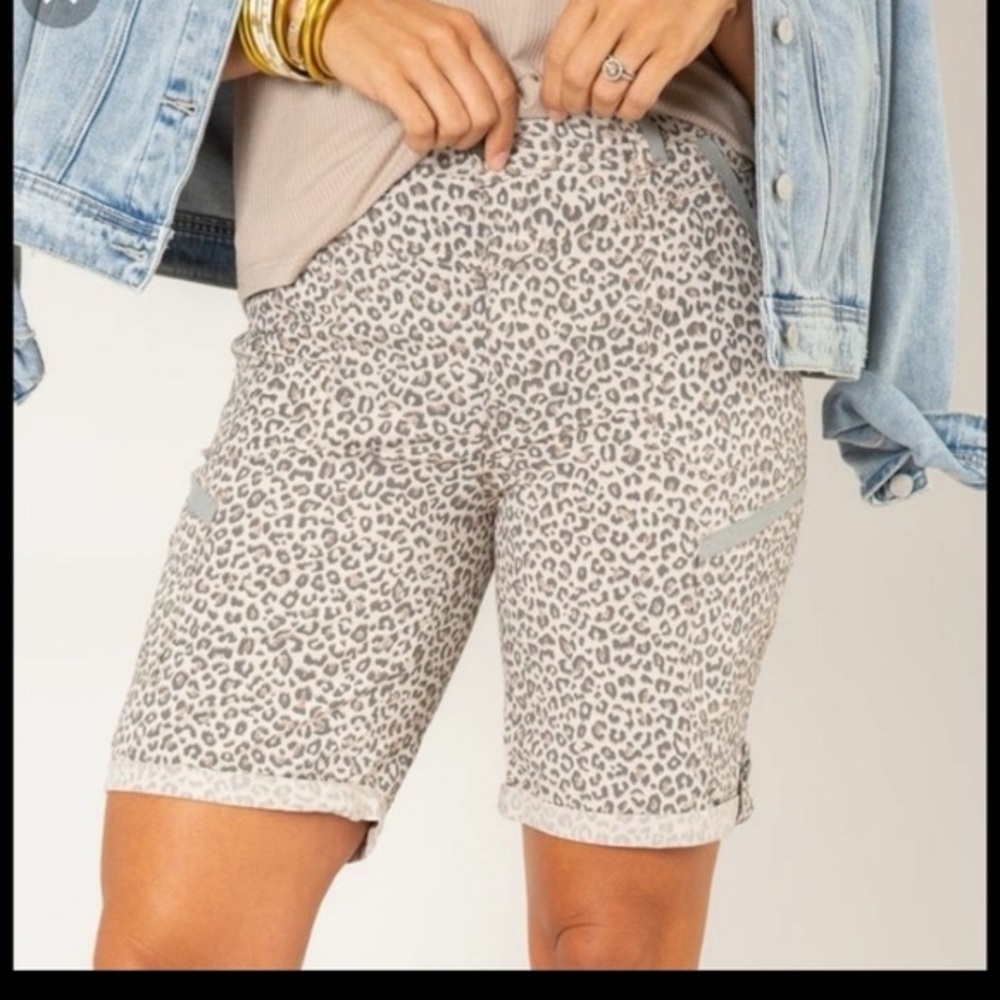 Democracy 'Ab' Solutions High Waisted Cuffed Leopard Print Shorts Size 10 EUC - Picture 3 of 12